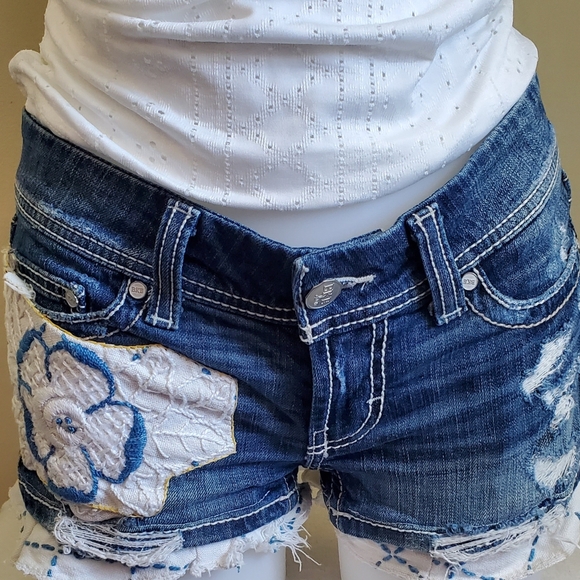 Cool Denim Shorts with Applique. Unique Comfy Fit - Picture 2 of 11